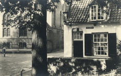 4373 Gezicht op de voorgevel van een huis aan het Lepelenburg te Utrecht met op de achtergrond een gedeelte van de ...